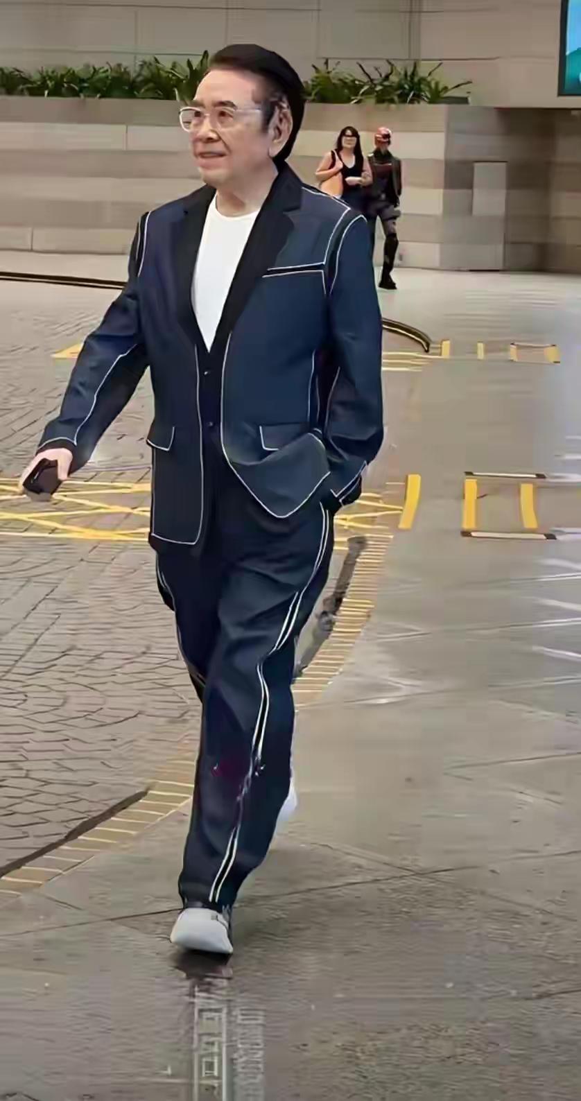他是全球最帅的老年人，90%的人都不敢相信他已经是七八十岁的老头了，看着走路的姿