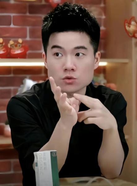 董宇辉的这段话，一定要告诉孩子:初中的时候，你玩游戏厉害，班里的男生都佩服你，高