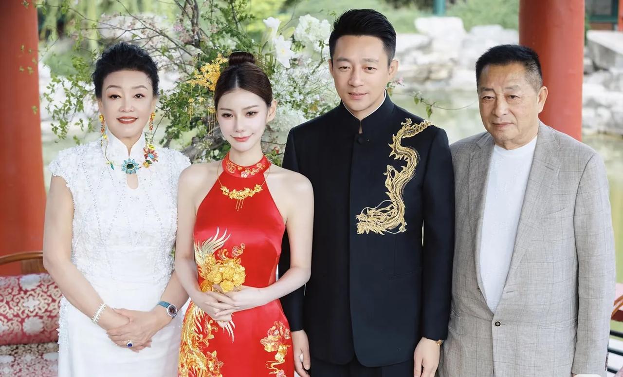 第一次见汪小菲他爸爸亮相公开场合，这次他愿意和前妻张兰一起出席儿子的婚礼，也是