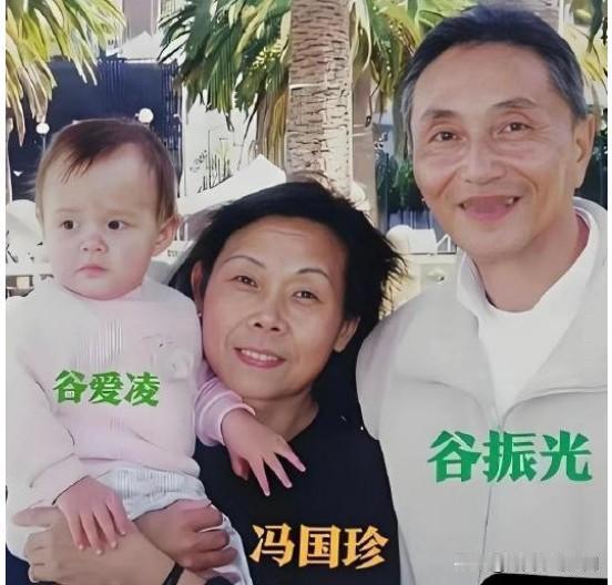 小时候的谷爱凌清秀乖巧，完全看不出混血儿的气质。谷爱凌和马斯克合照时却意外显