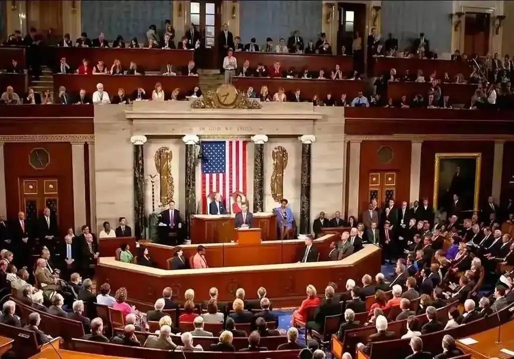 美国众议院宣布了!10月30日,美国众议院的工作人员收到通知,原定于10月31日