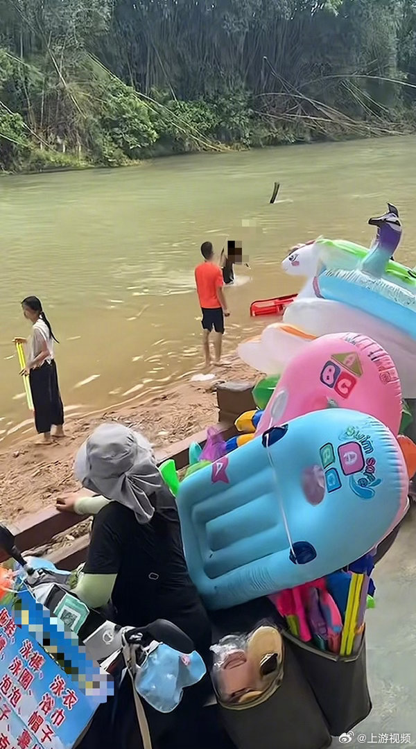 #男童溺亡网红地当日有降雨致涨水#【潮州1岁多男童随父乘充气船游玩落水被冲走，当