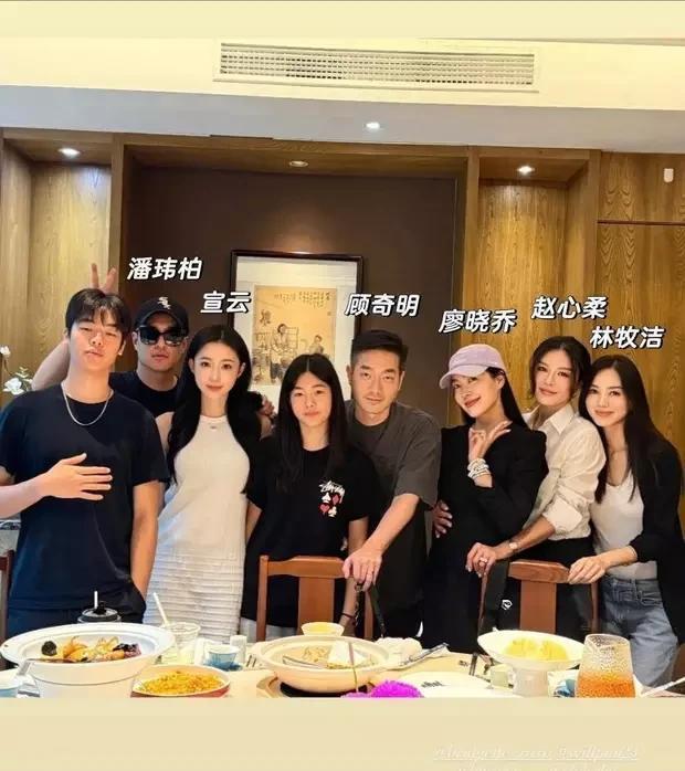 潘帅婚后幸福肥？宣云白裙美炸，好友聚会秒变“颜值盛宴”！潘玮柏这回是真的把日子