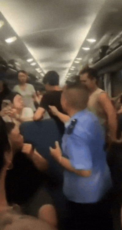 人没事！ K1373次列车上的小伙砸窗自救，下车后就被警方带走了，本以为他会被处