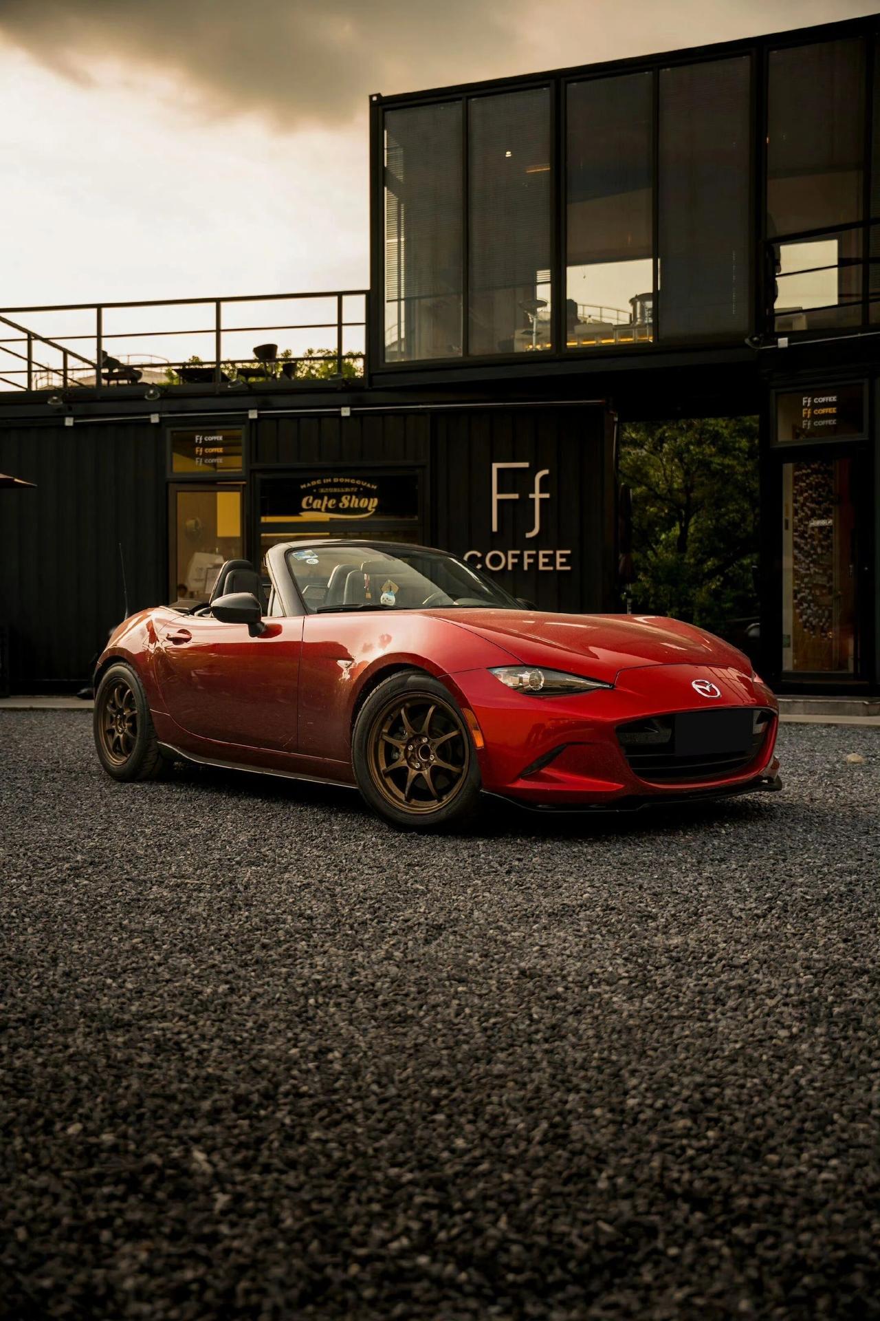 车故事│这玩意30-40万你受得了吗：马自达MX-5这款双门敞篷小巧跑车，在国内