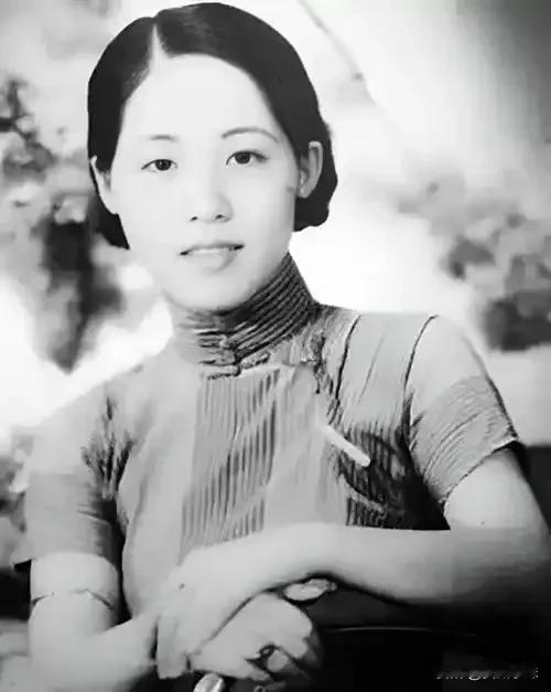 一天早晨，民国女子董竹君忽感下身不适，发现床上竟有一摊血污，吓得花容失色。伺候她