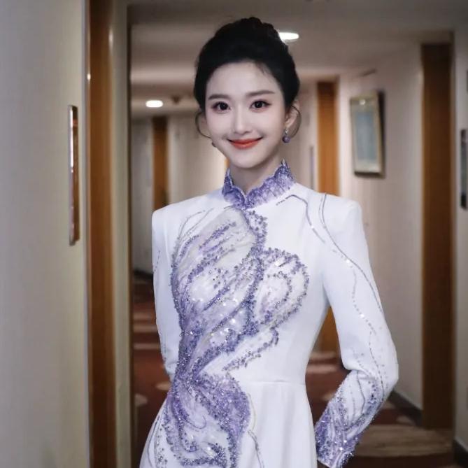 央视主持人刘心悦，在新生代主持人中，算是标志的一位，她长相美丽，只是不如前辈周涛