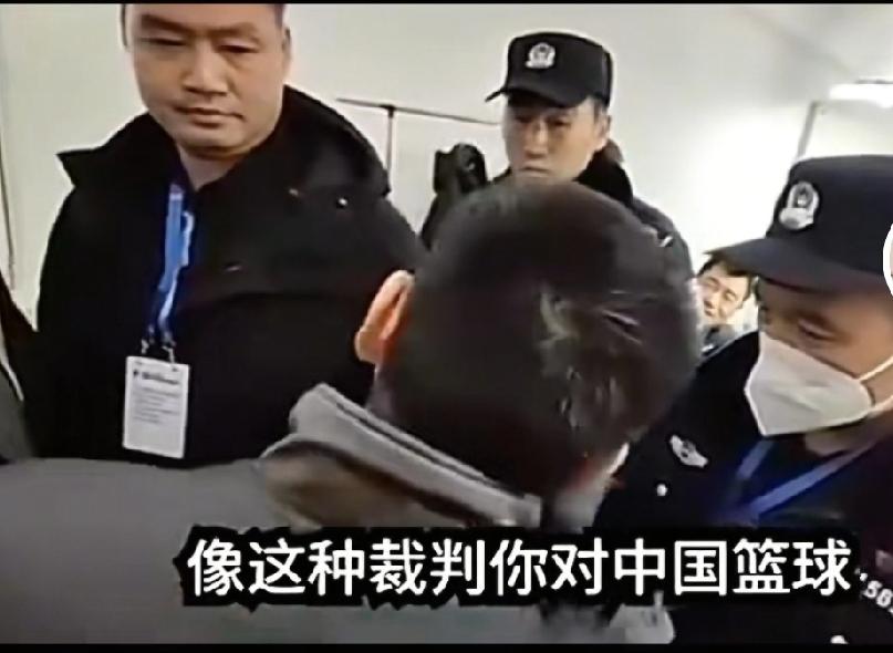 纷纷扰扰！CBA裁判再起波澜。昨天南京同曦与广州龙狮赛后，同曦老板堵住当值裁判，