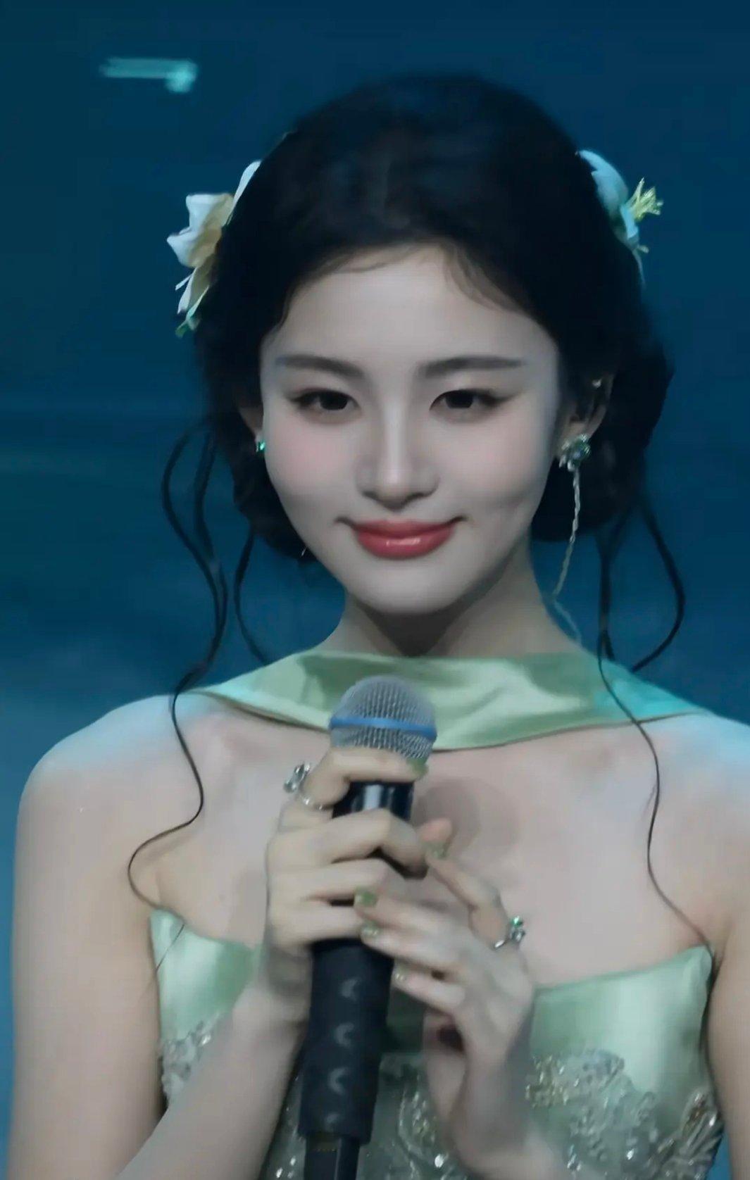 赵晴眼神清亮有灵气，私下颜值一直很稳。