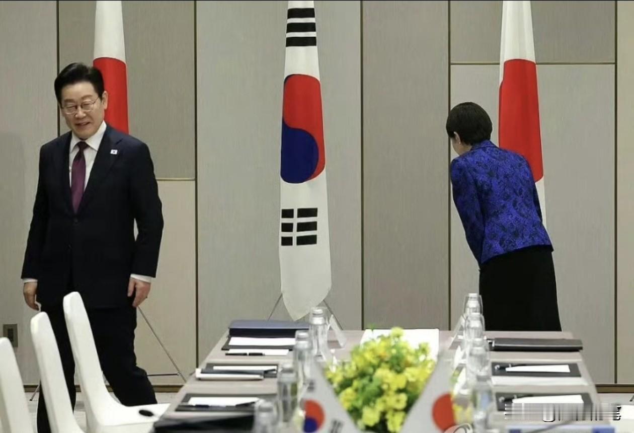 李在明终于为韩国赢回面子了。尹锡悦时代访问日本时对日本国旗鞠躬，李在明访问日