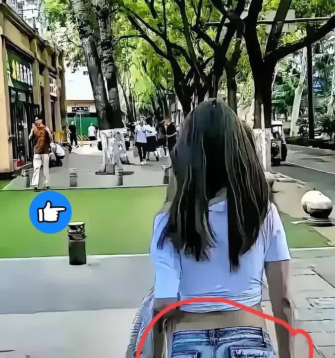 大清早刷到个事儿，一个女子在西湖边穿着几乎露出整个臀部的一分裤