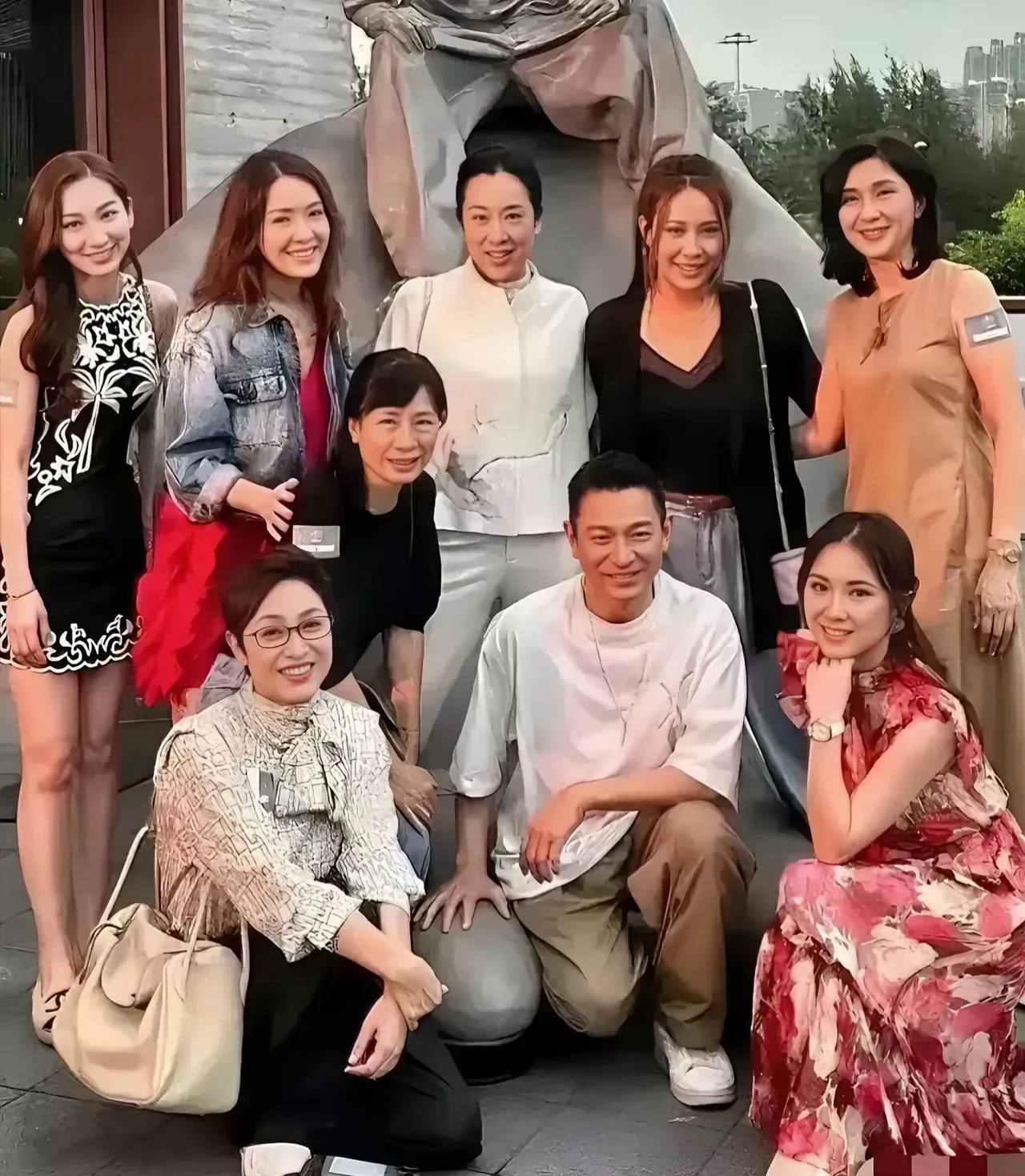这图有点年代了，我只认出了刘德华，另外几位是谁？