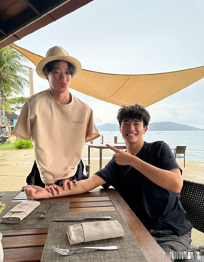 《爸爸去哪儿2》又联动上了！杨威儿子杨阳洋和曹格儿子Joe合照，两人已经长成型男