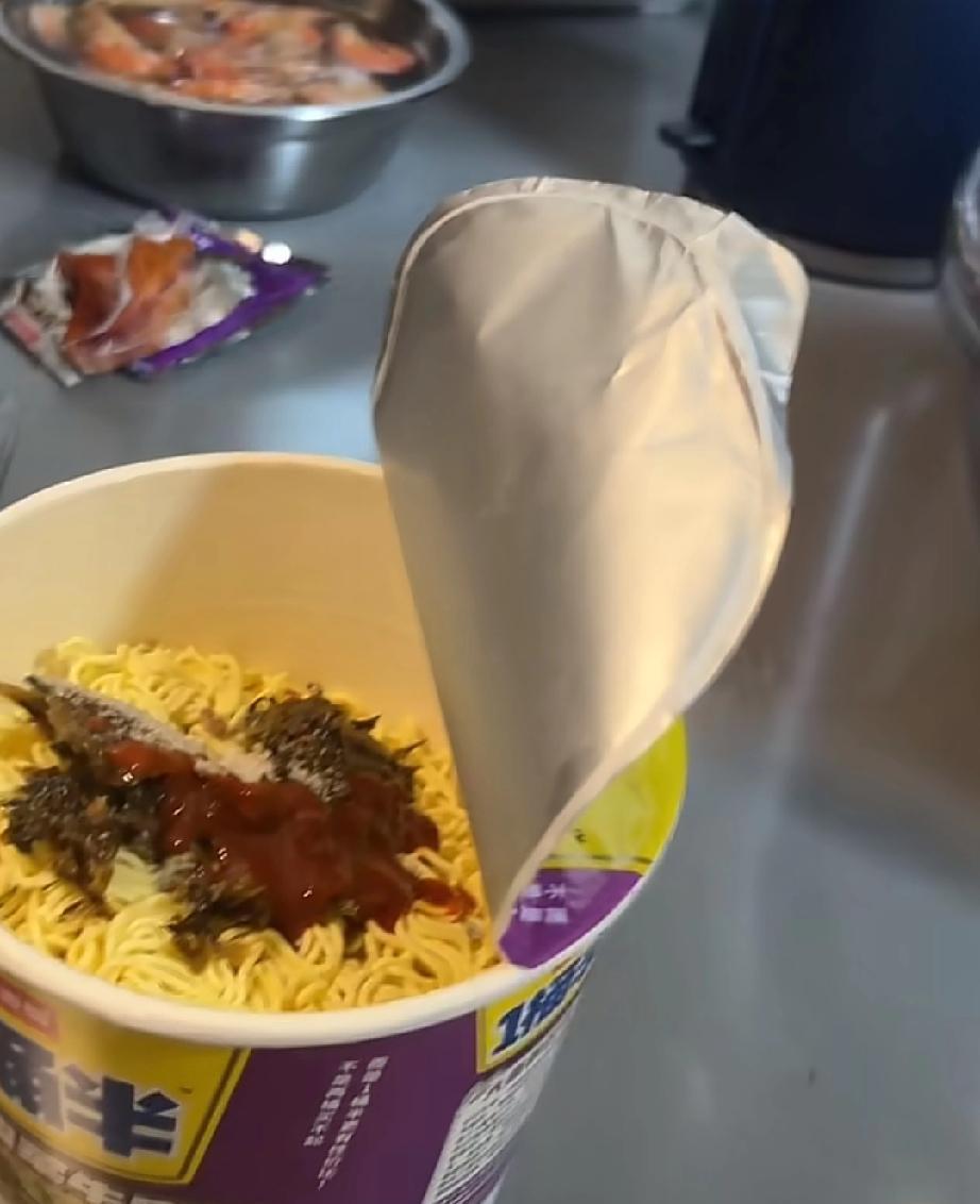 泡面现场制作，先把泡面撕开，然后把料理包倒进去，都是现场制作的，不是预制菜，全部