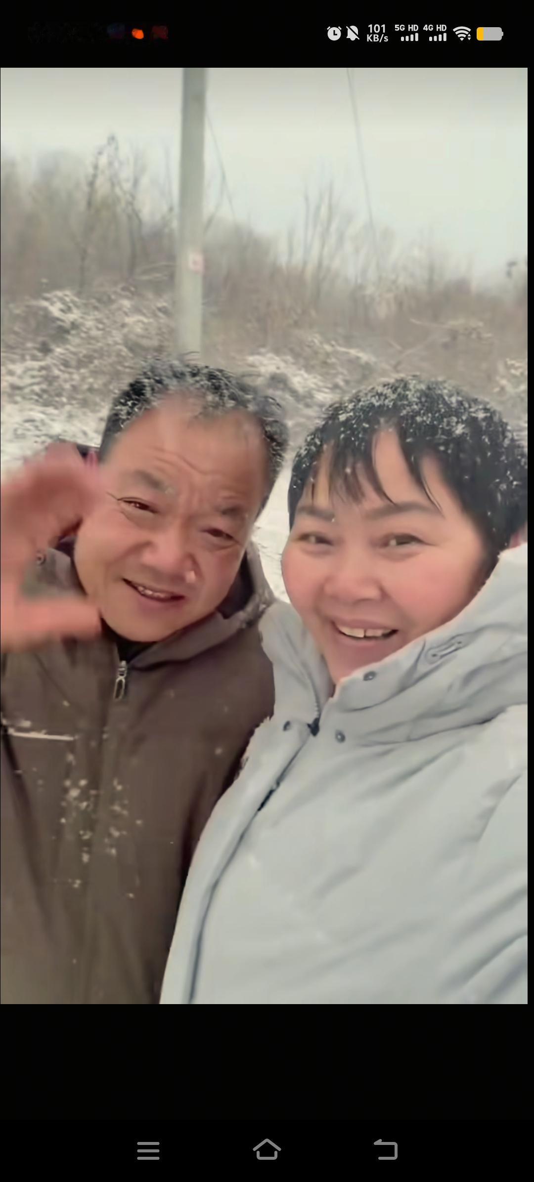 杨妞花的养父哑叔和阿姨一起来到了浙江，准备带货鞋服，前两天河北邯郸下起了大雪，哑