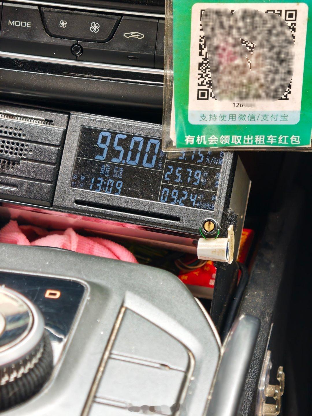 在杭州坐出租车竟然比网约车要贵一倍平常出了动车站，打车回家就40多块钱。今天出站