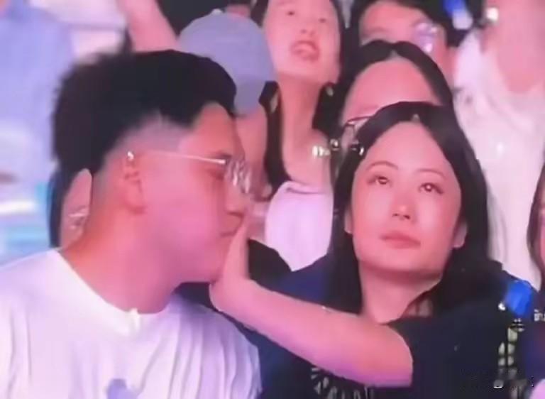 萧敬腾演唱会亲吻遭到拒绝的男生做出回应，他在视频留言表示：“本人来了，我的心情现