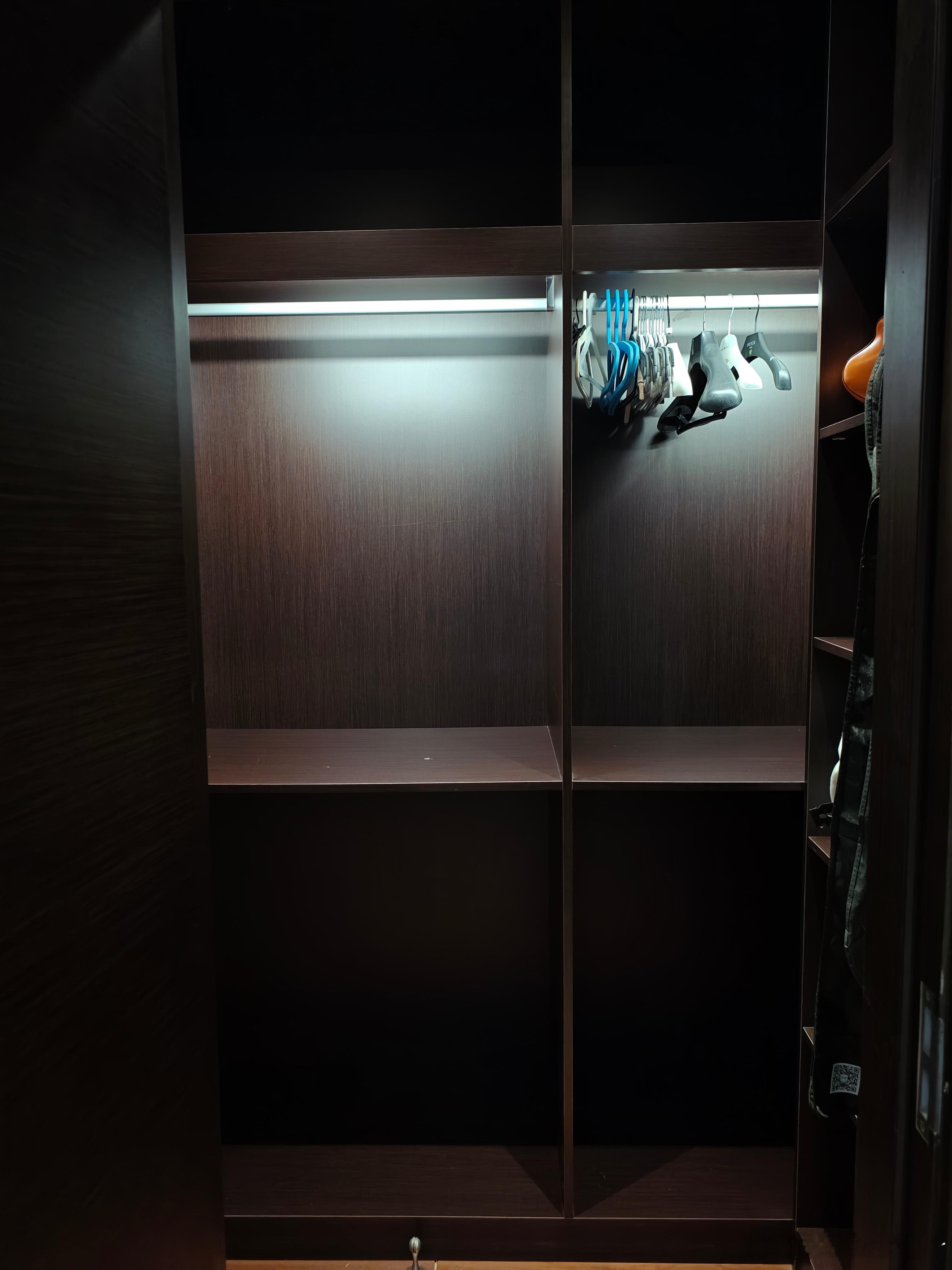 用了一晚上把衣帽间差不多清空了准备重新好好收拾一下话说这种转角区域放些什么好呢？