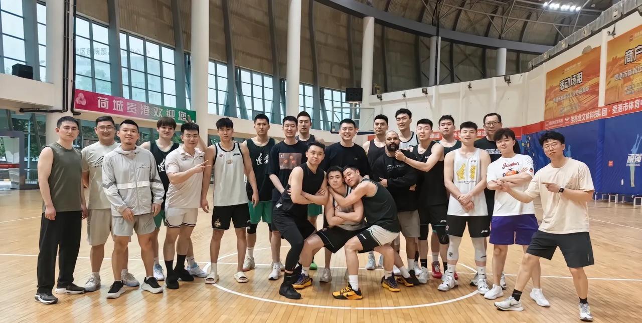 赵继伟发文晒辽篮大合照，应该是最后一届全运会了？全运会男篮在三连胜后，迎来了短