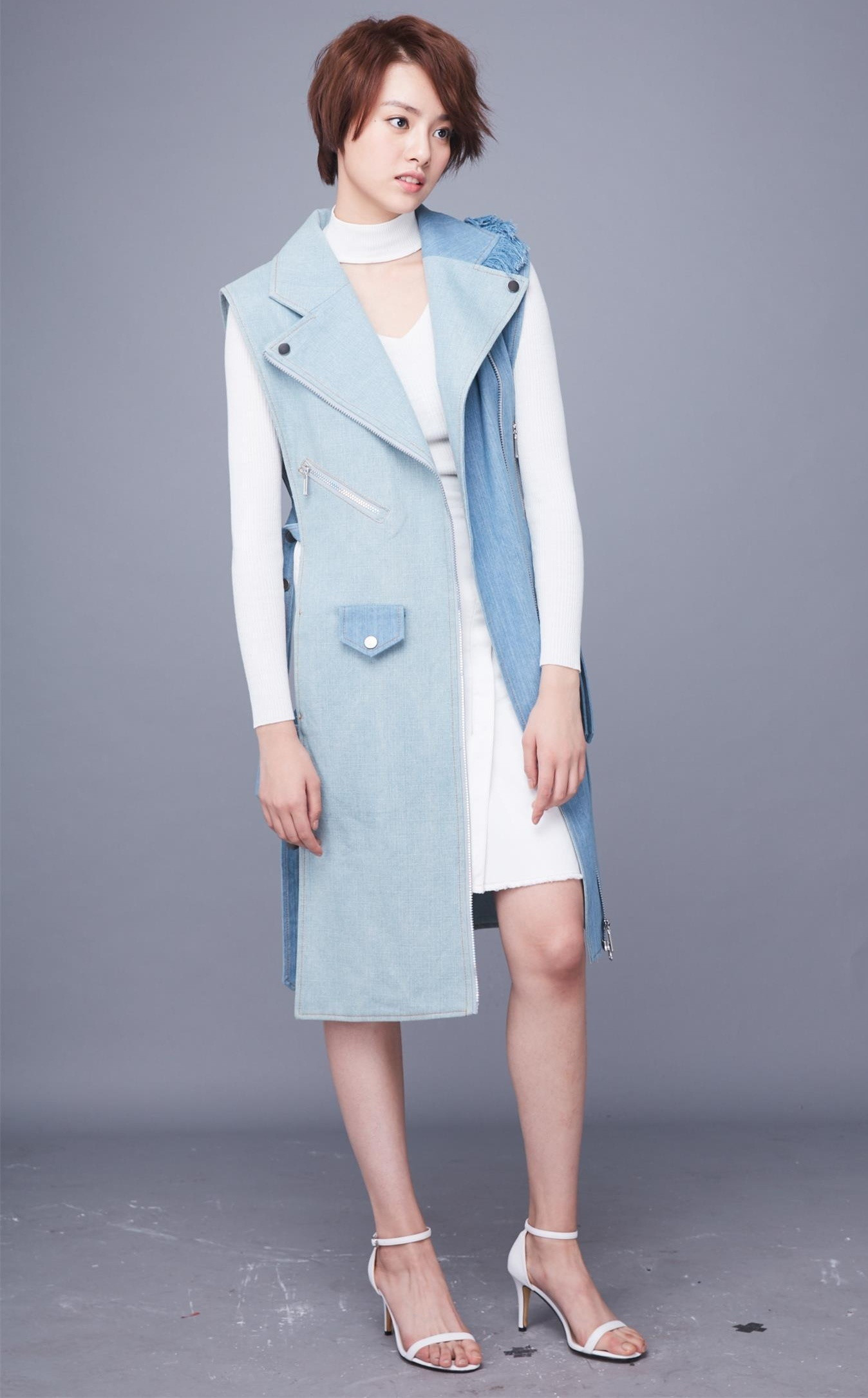 张艺上，白色一字带高跟鞋妆造，轻淑迷人