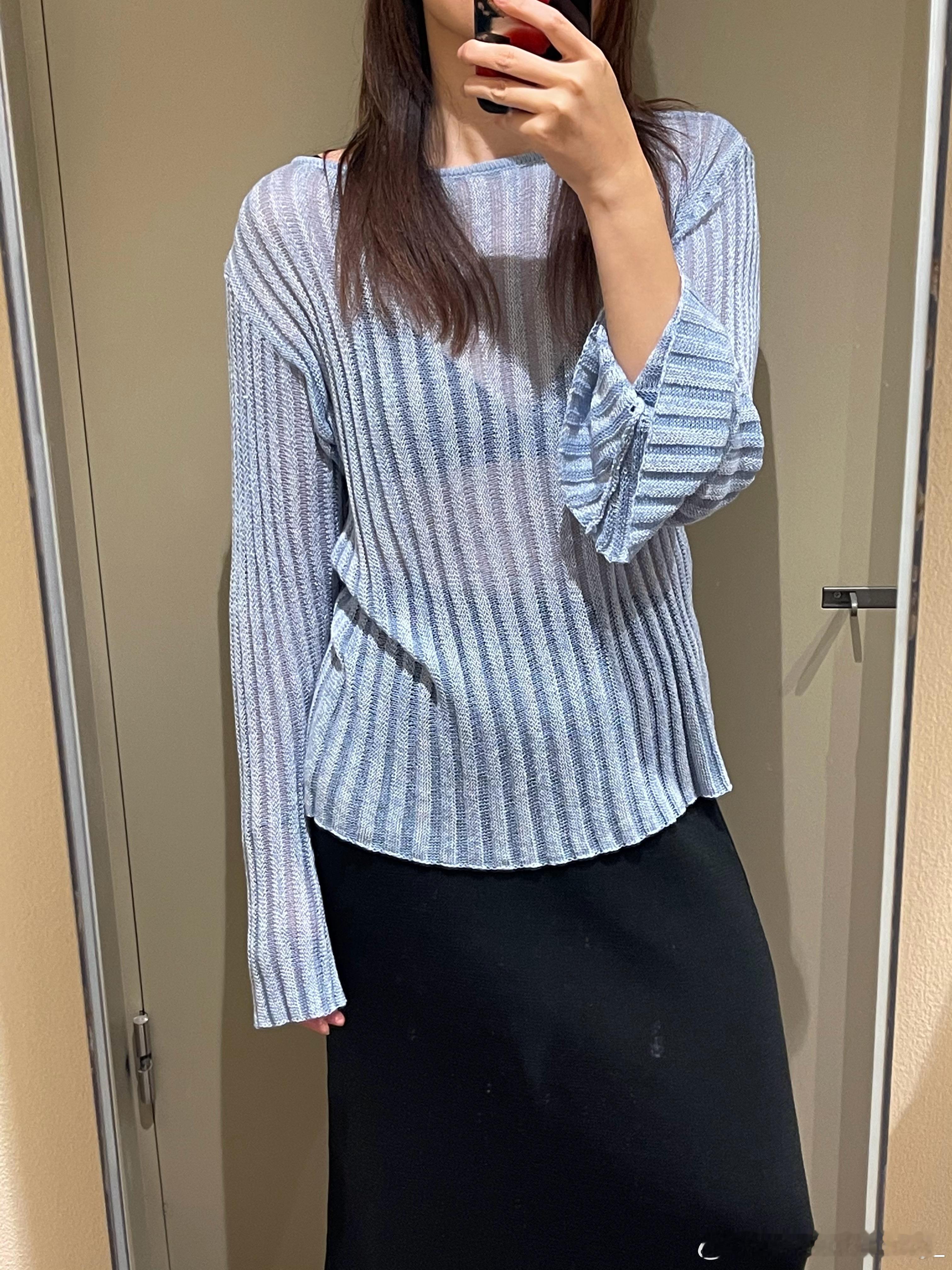 我小时候读过一本讲国际礼仪的书，里面有一条被我牢牢记住：“女人穿透视装是粗鲁的”