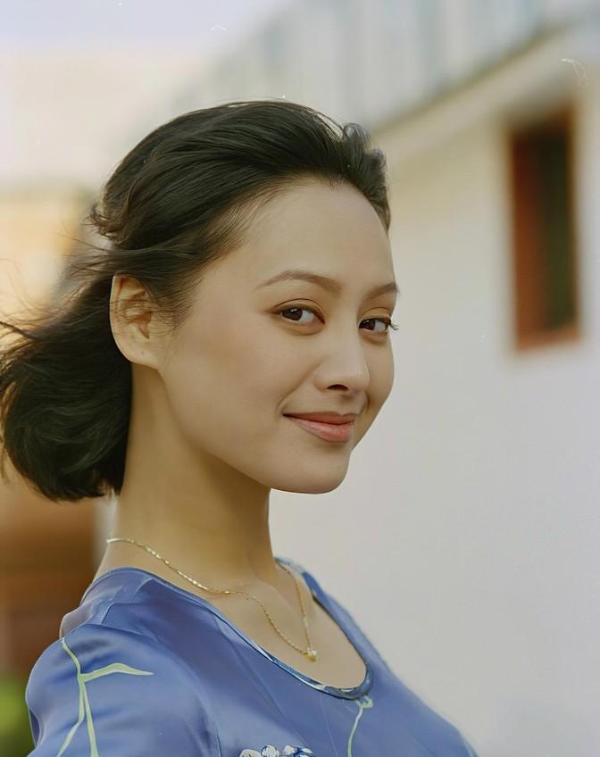 1995年，宁静和姜文背着正牌女友刘晓庆偷偷谈恋爱，被刘晓庆发现，闹到剧组。宁静