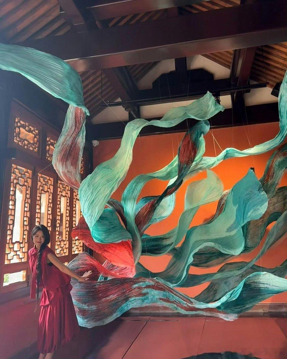 为了给蓝盈莹拍摄这组美图，团队小伙伴也不容易，用丝线把飘带吊在悬梁上，最大程度营