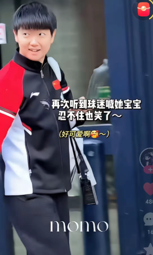 哇啊啊瑞典粉丝也太会了！直接把莎莎喊害羞了！😍下训又被围观的莎莎，听到一