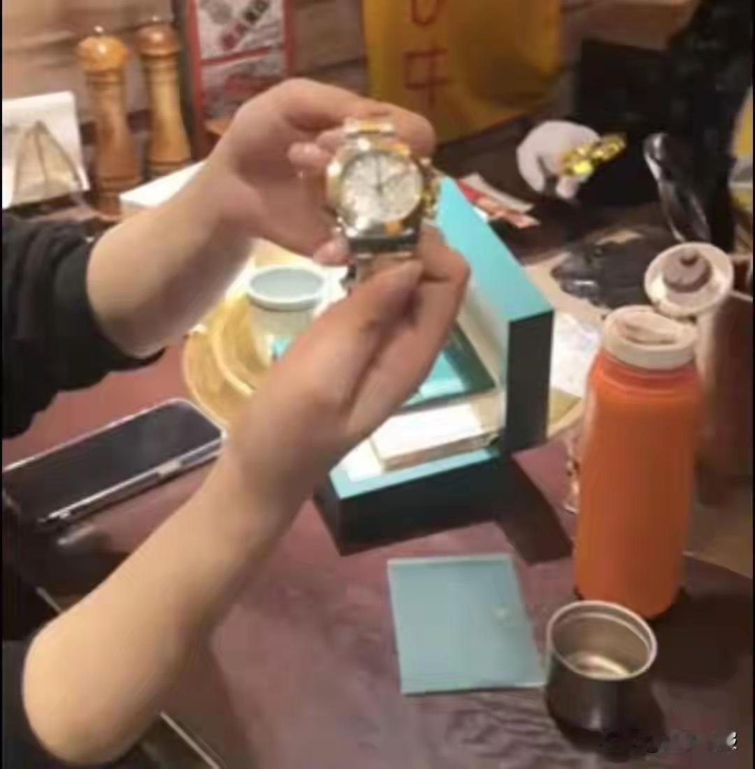 陕西西安，女子为了筹钱治癌症，把劳力士表放在二手平台上卖，后被一买家以16万4的