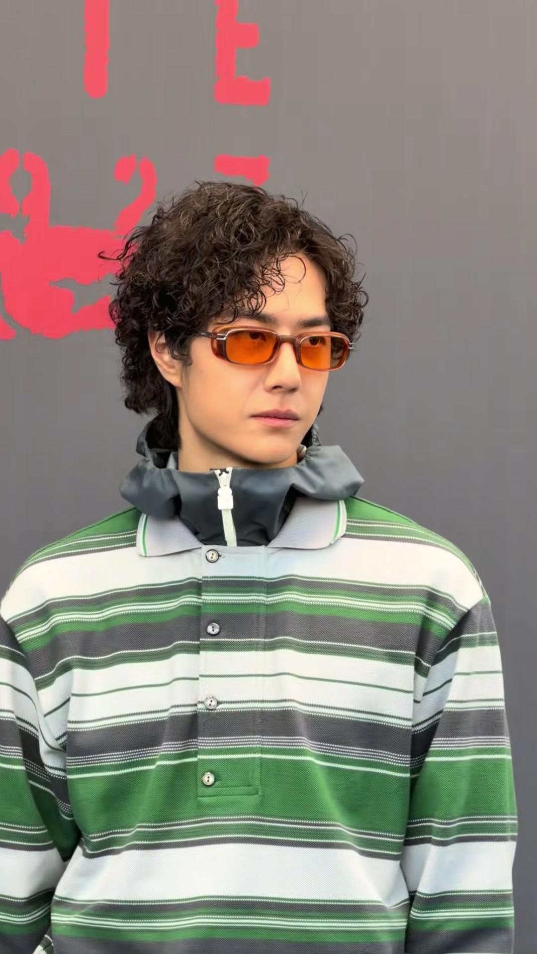 网上突然流传，王一博的聊天记录，内容涉及他的行程，和购物记录，甚至背后议