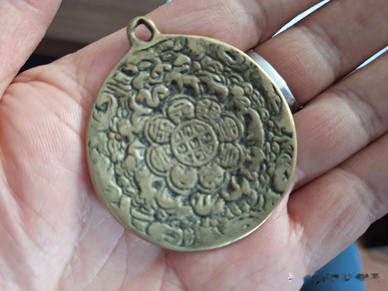 来来来，看看我收藏的文玩。九宫八卦牌是藏传佛教与苯教共用的宗教器物，又称“文殊