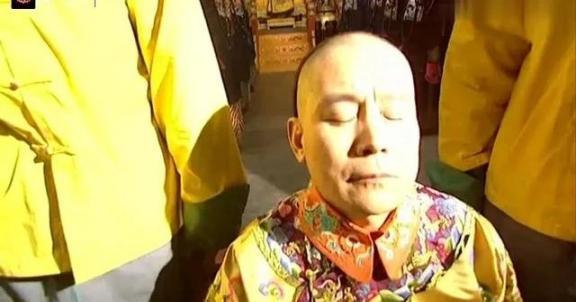 1701年，14岁的高氏被47岁康熙一连宠幸7天。这一晚，康熙又翻了她的绿头牌，