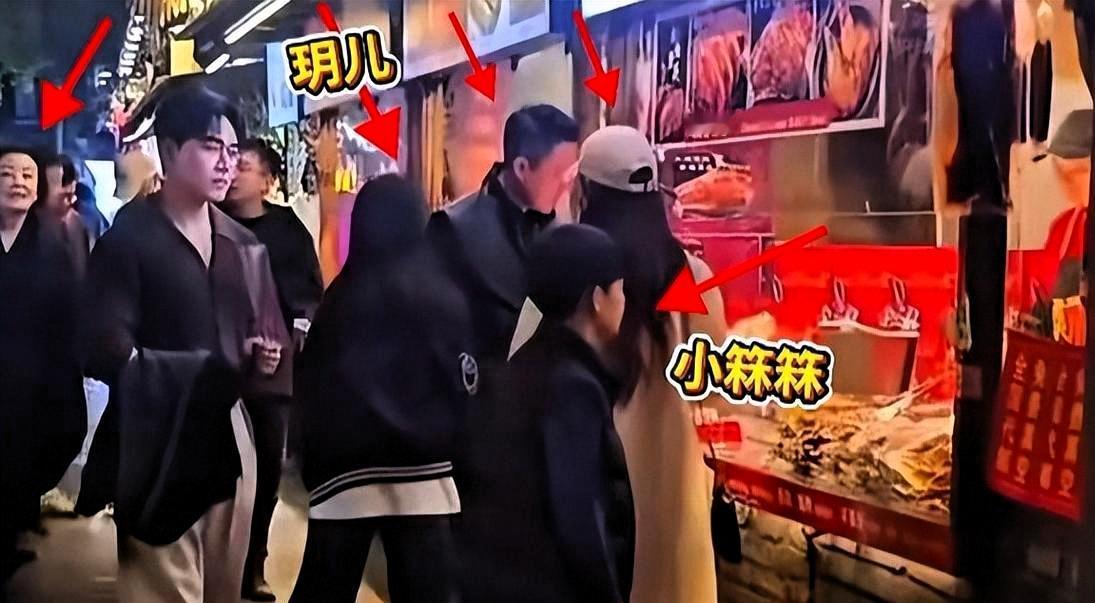 成都街头，玥儿寻亲，小小身影暖人心今天，成都街头，好热闹，路边摊好多人，小玥儿