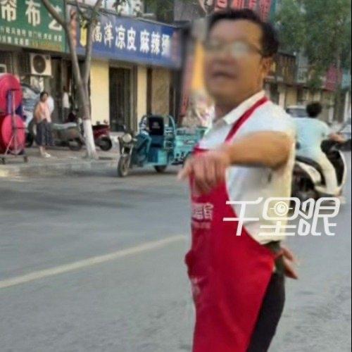 宁夏中卫这事儿，真的看得人火冒三丈，两个姑娘进店吃麻辣烫，挑完菜称重算下来才十五