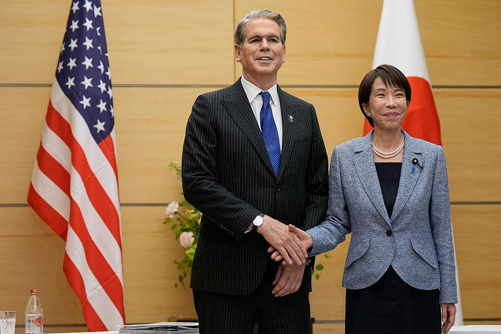 日本现在的麻烦，说到底还真不只是中国的问题。日元长期贬值，老百姓买东西越来越贵，