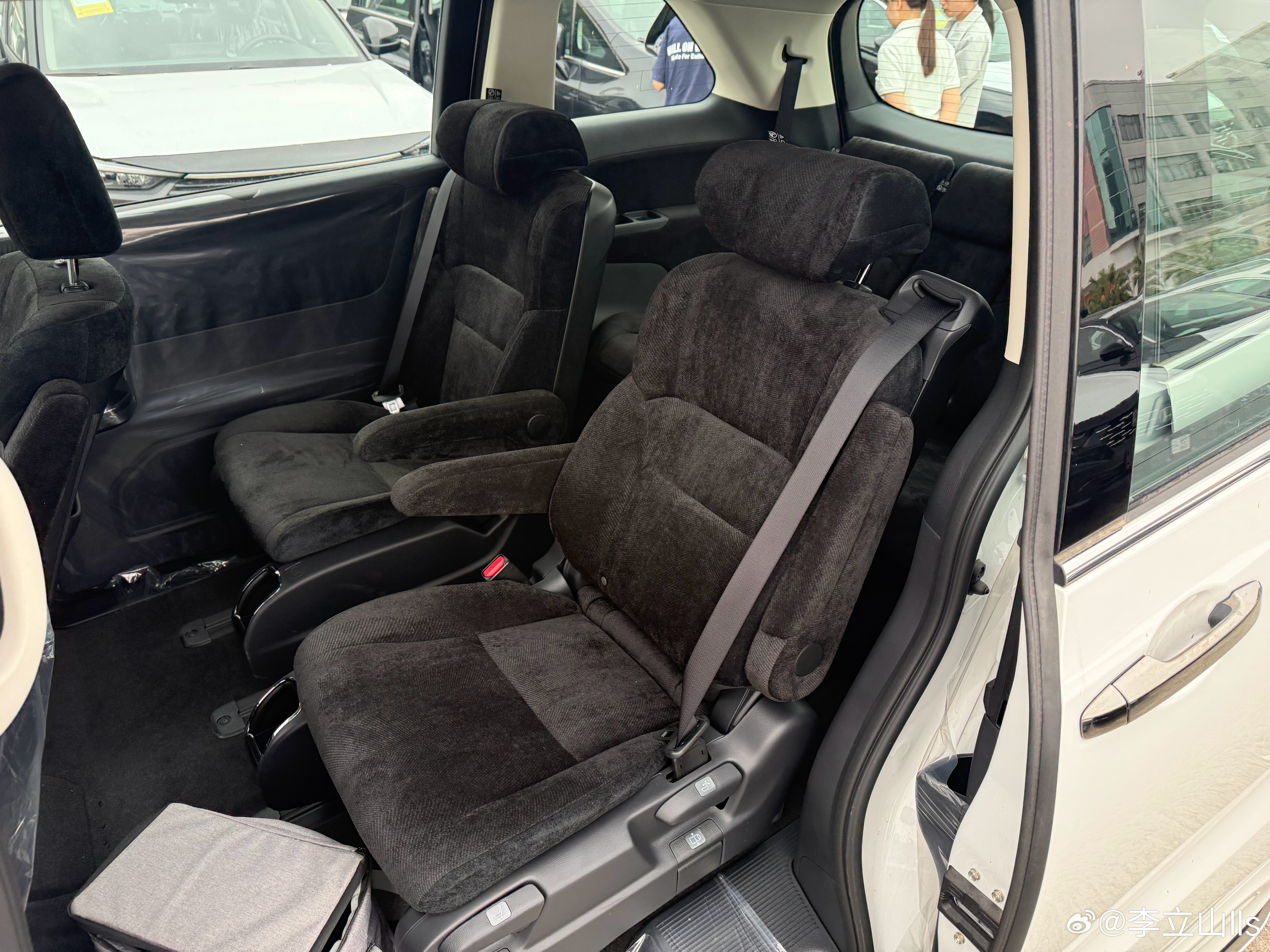 今天来广本拍摄的主角，17.58万的入门版奥德赛，又没想象中斋，一眼不会觉得落差