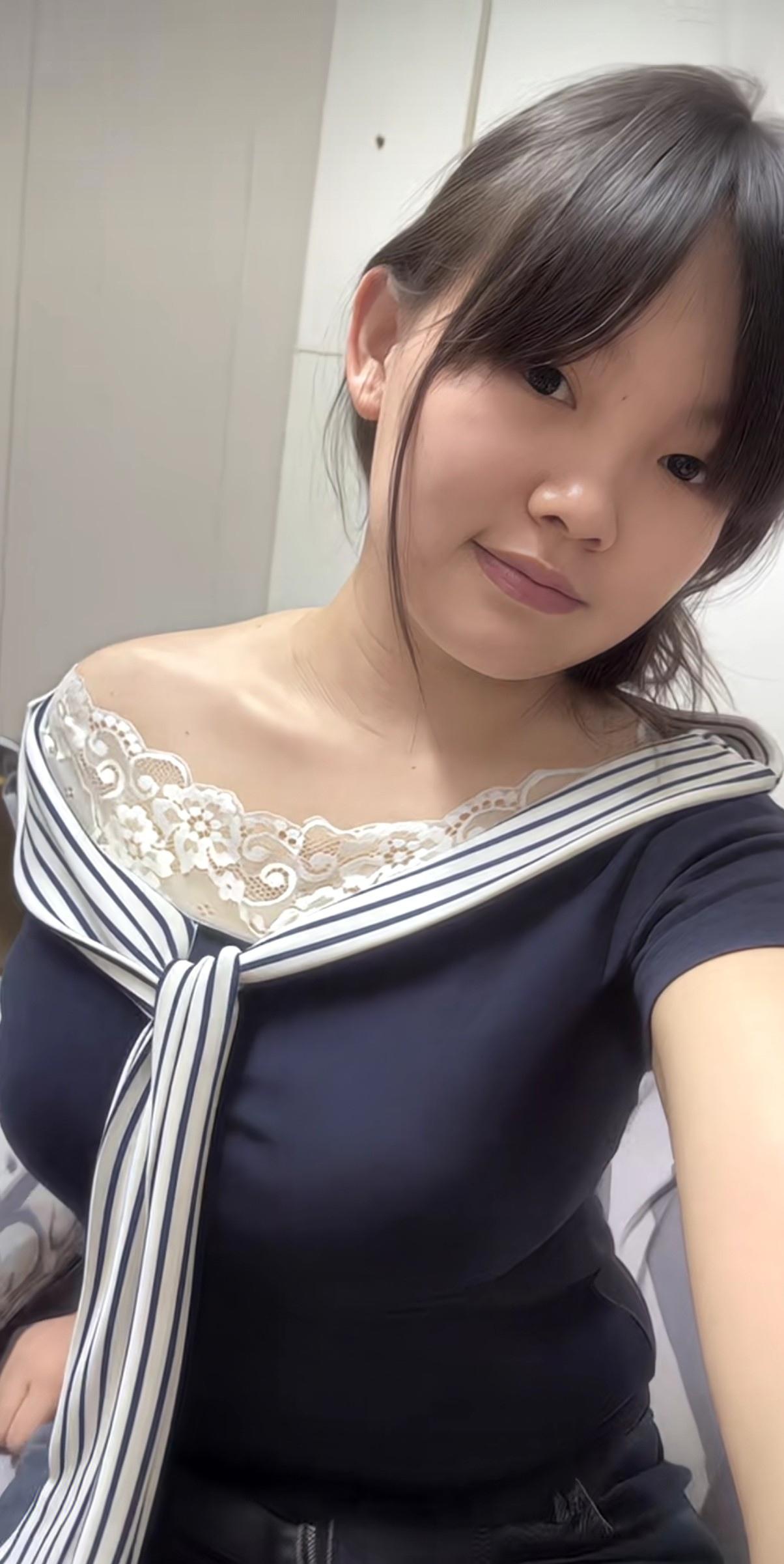 素颜女孩戴着丝巾，看起来很有气质。