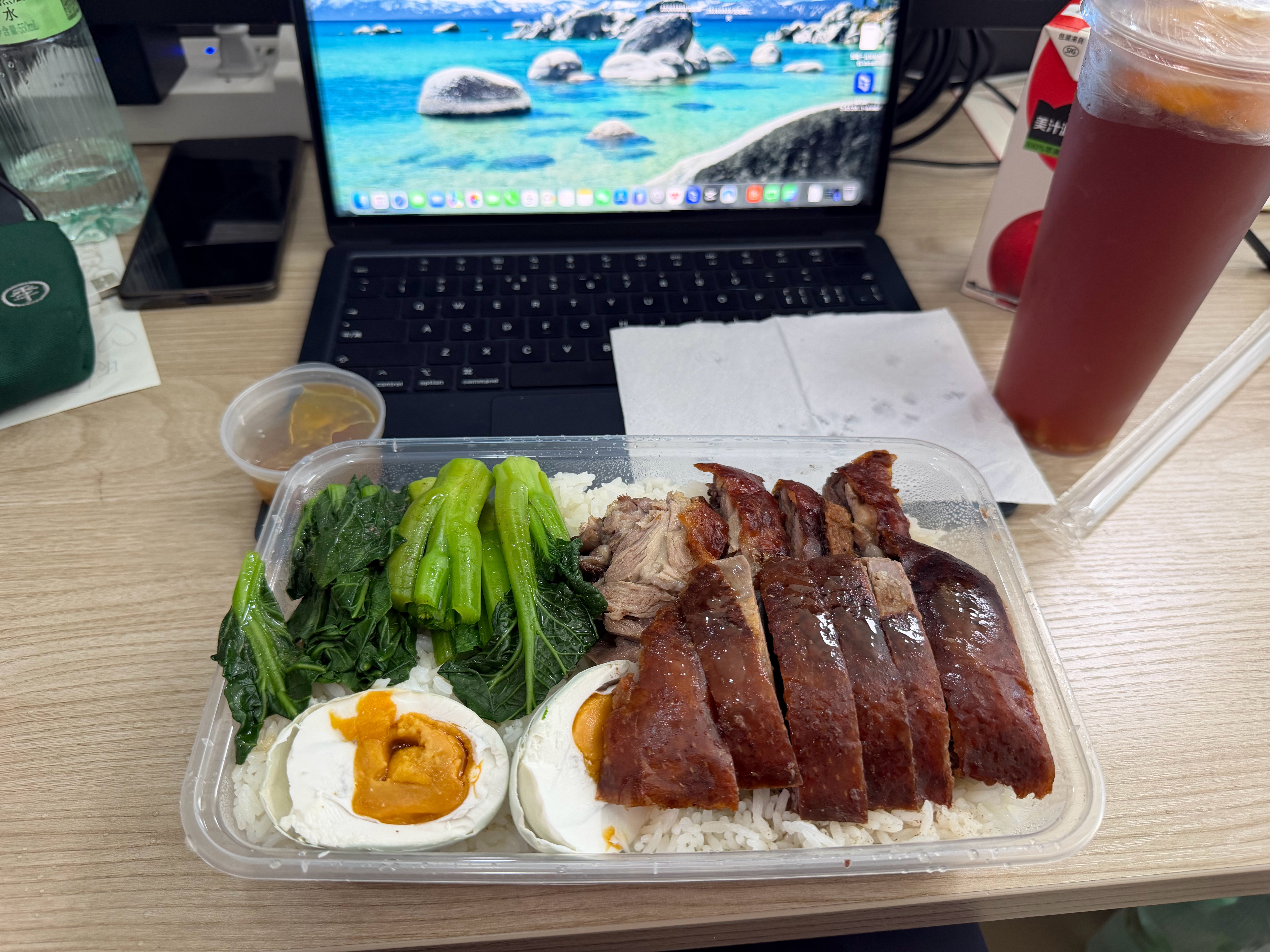 今日午餐，烧鹅饭，菜量有点大，够俩人吃了[捂脸哭]​​​