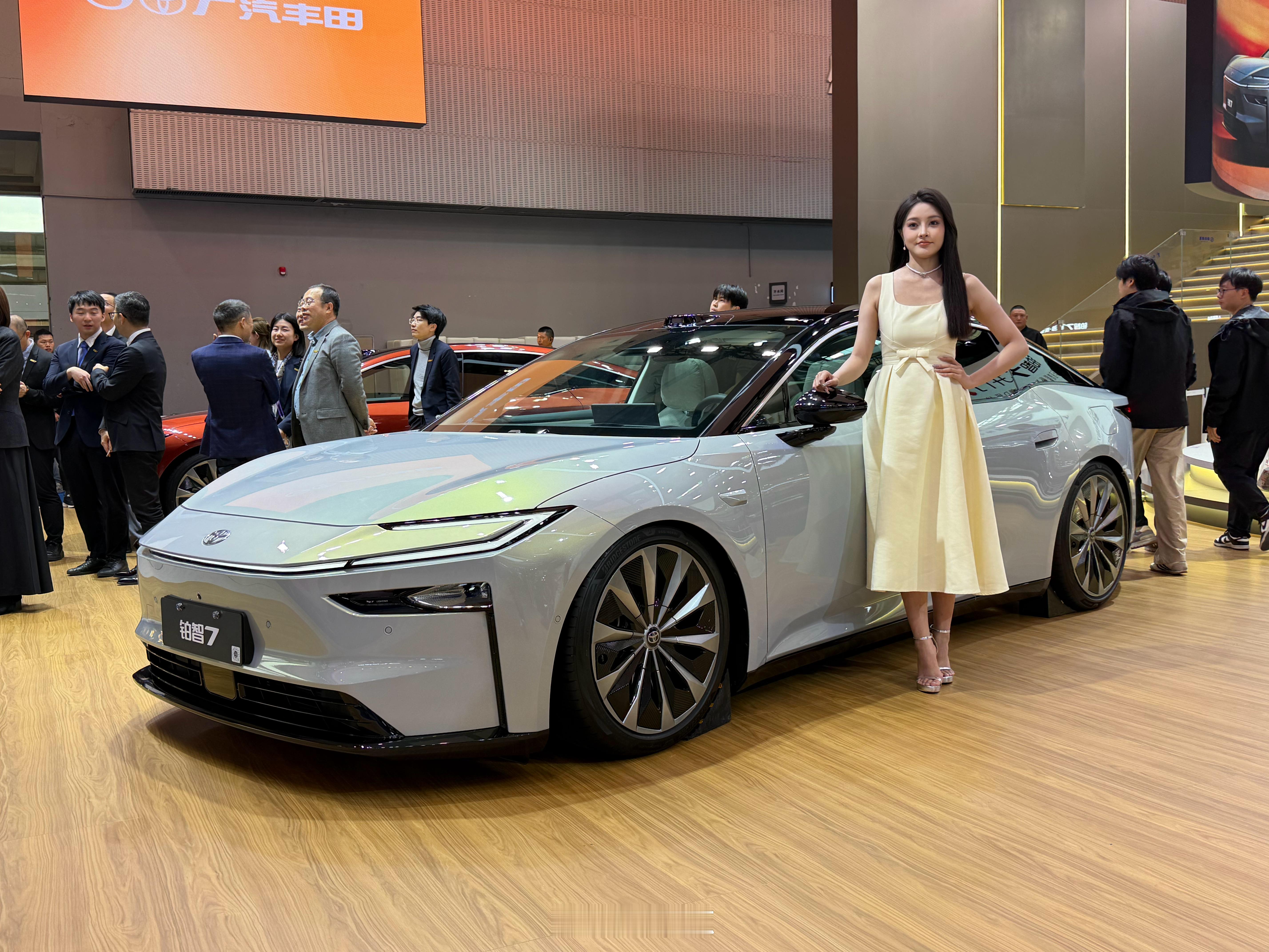 第一次见铂智7，设计感觉比新ES还优秀，线条流畅好看，水准高。内饰用料也足够诚意