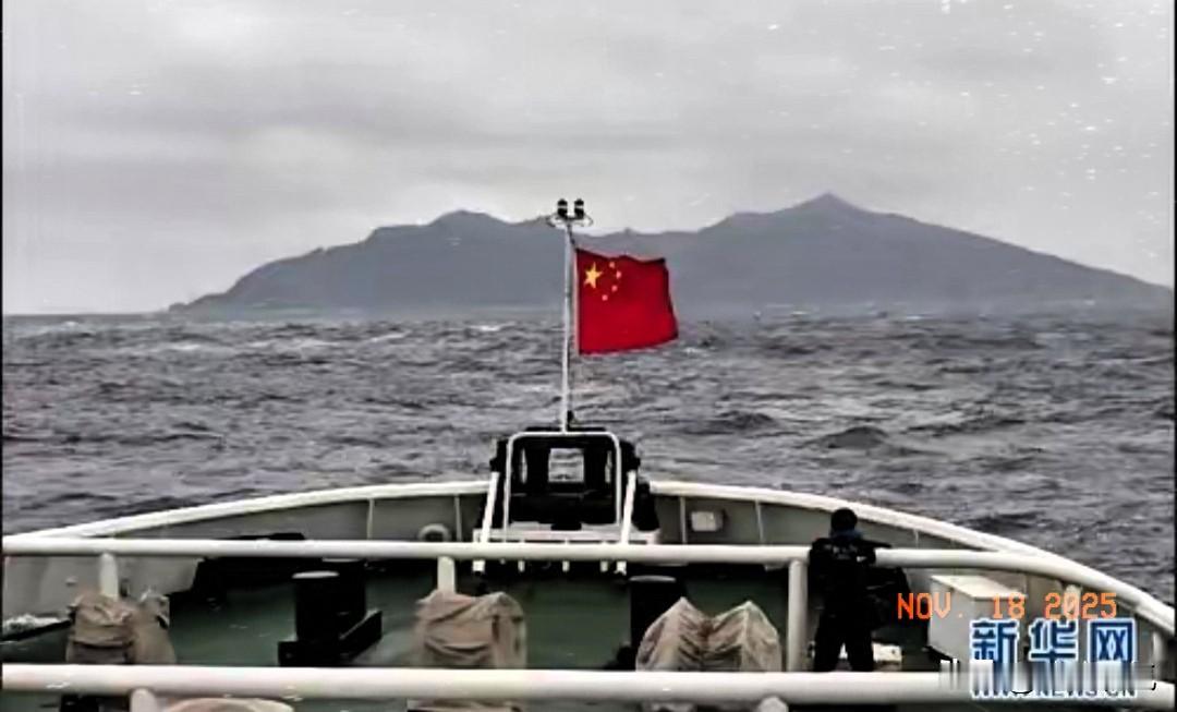 钓鱼岛那边有事了，四艘带炮的中方海警船直接开进去了，日本那边不甘示弱，他们的船也