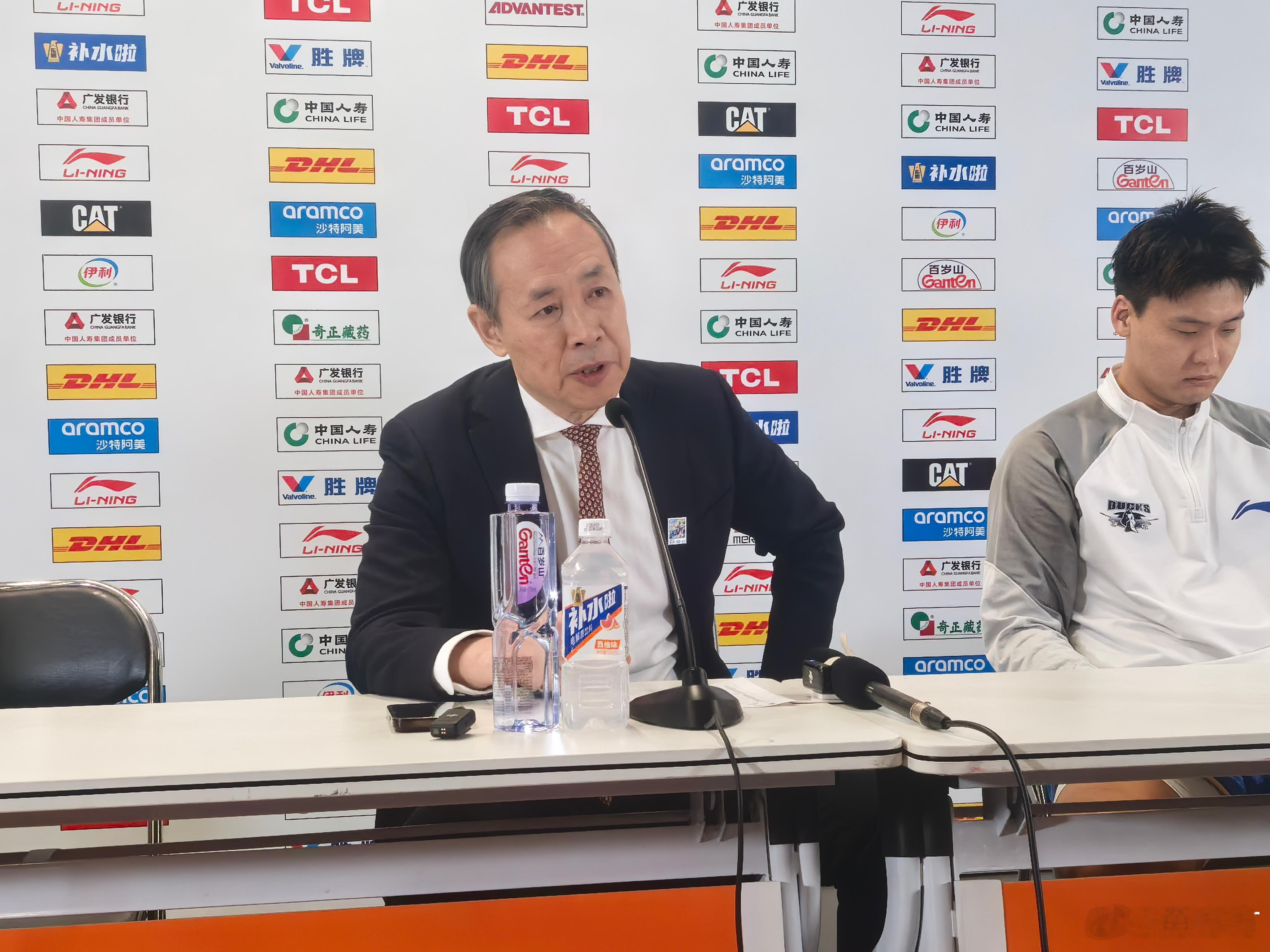 北京男篮vs青岛男篮许指导说看到一些质疑声，他想说，很多都是无事生非，队伍非常