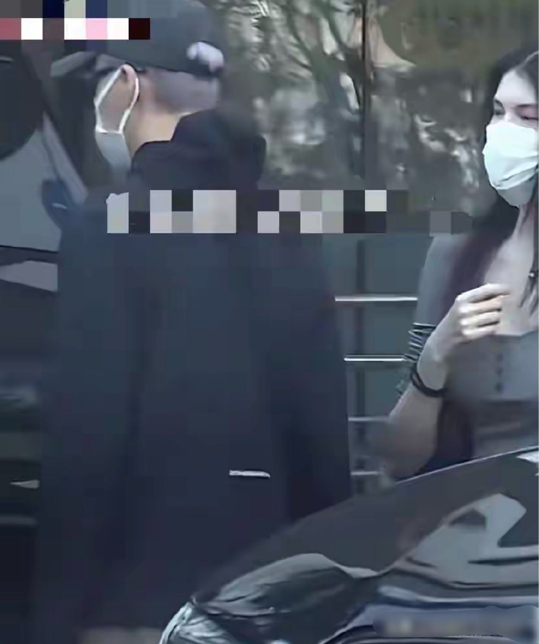 陈伟霆何穗一家三口同框，夫妻俩轮流抱娃，陈伟霆还给母子俩拍照​