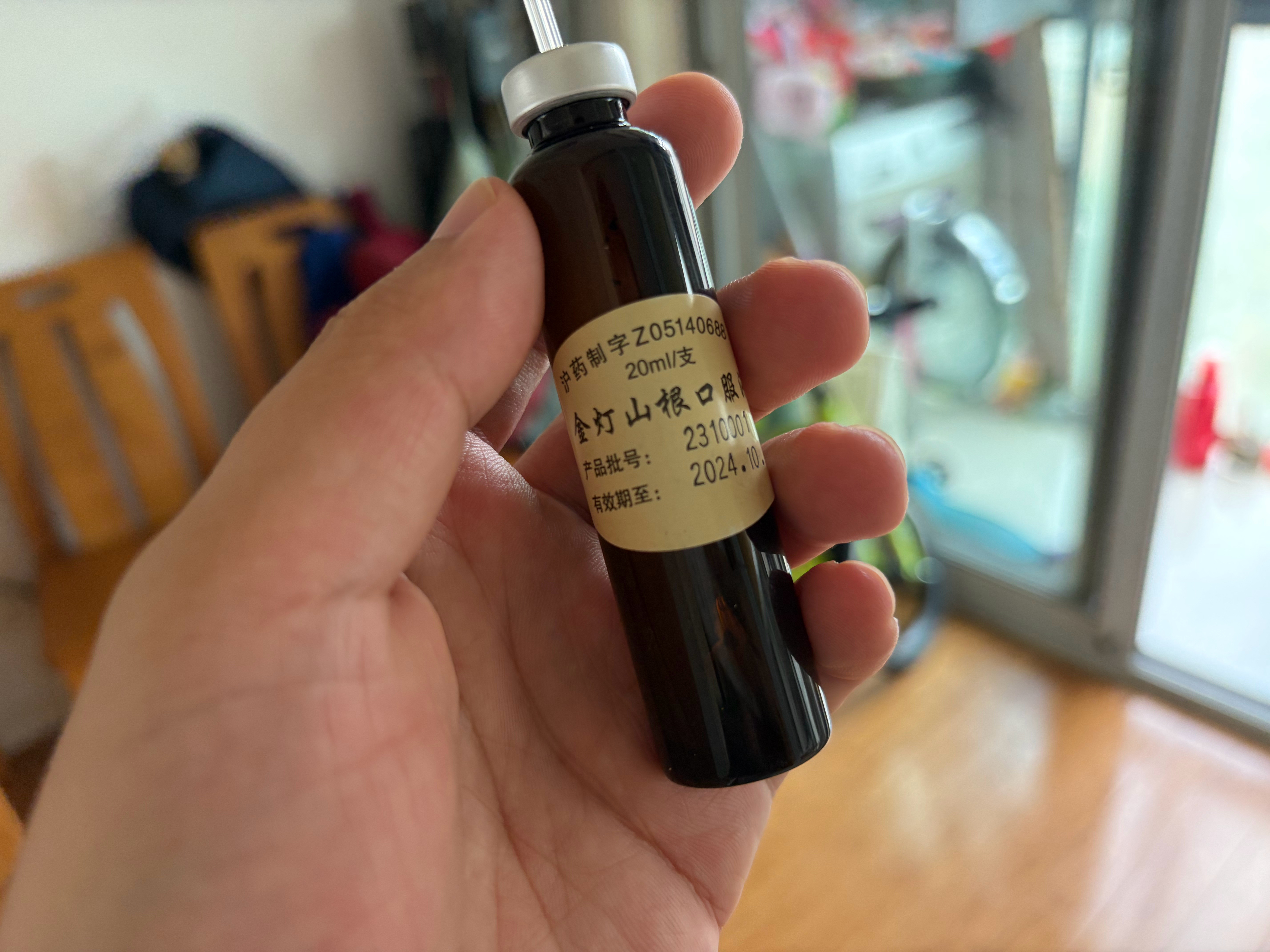 喉咙发炎，家里领导说给你吃个药特管用我喝完了，苦得不行再一看保质期2024年10