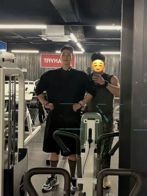 怎么感觉比前段时间更壮了一点…老师你以前不是这样的吗宋江别举铁了​​​