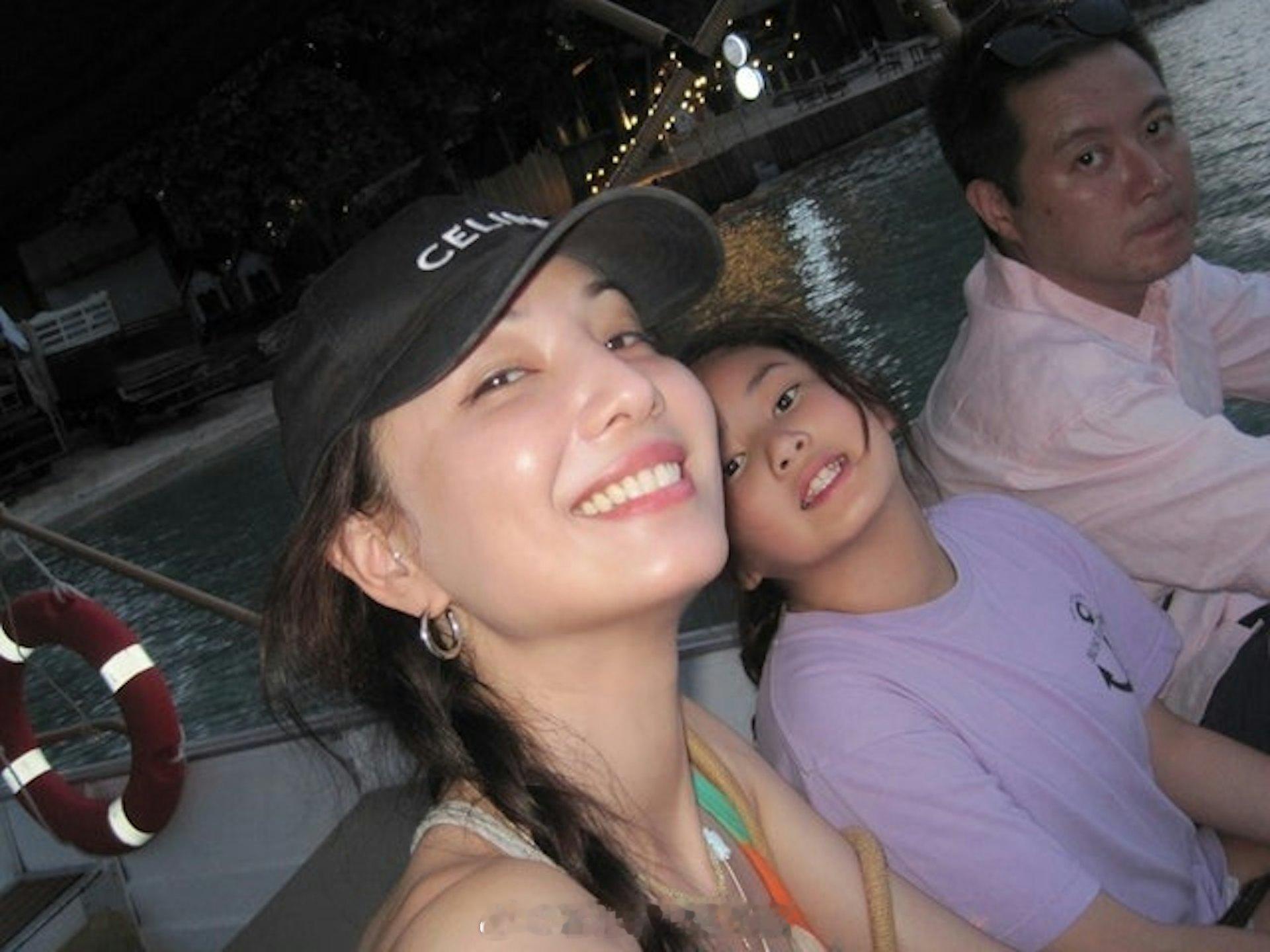 香港01：郑希怡爆与老公拍拖前各有对手　揭对方性格慢热约会竟不送返屋企现年44岁