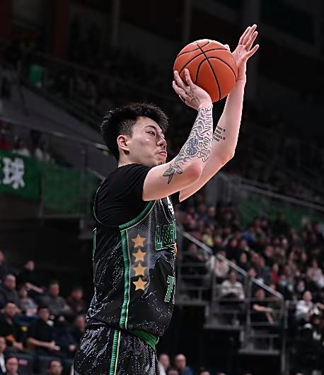 媒体爆料，张镇麟离开辽篮的原因不是因为与杨鸣不和更不是为了与王芳避嫌而是张