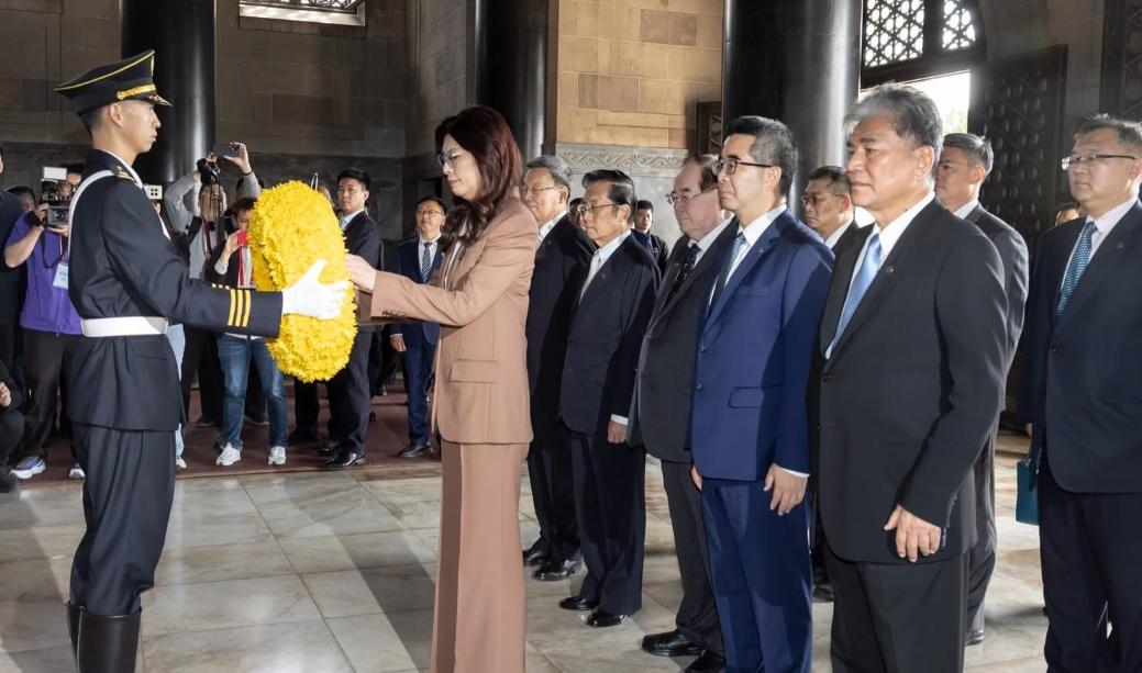 估计很多人都不明白：郑丽文本来先落地的上海，下了飞机就去了南京，然后又从南京返回