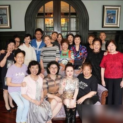 孙俪她妈68岁生日，穿亮片裙戴大金镯，比明星女儿还抢镜。9月30号，邓超陪着孙俪给丈母娘办生日宴。老