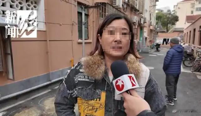 上海，一对夫妻手持斧子、刀具，对楼道里的住户，挨家挨户的砍砸，甚至还在门口“哇啦