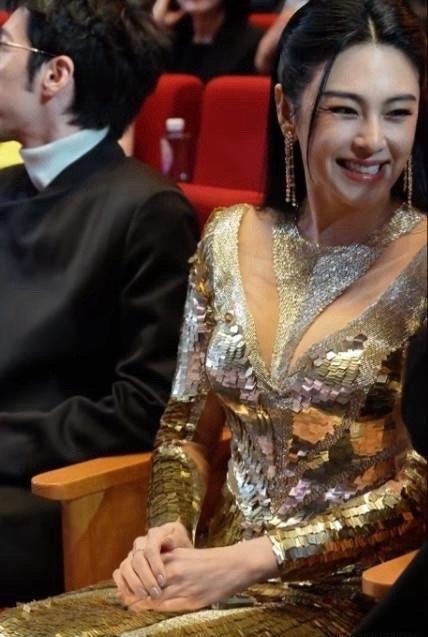 以前的张雨绮啊，那身材是真的好到没朋友，那张脸，就像天使一样，一笑起来，全场瞬间